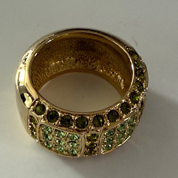 #224 Vintage Green Crystal Band/Ring, Gold Tone, SZ 7 3/4 - Picture 5 of 5